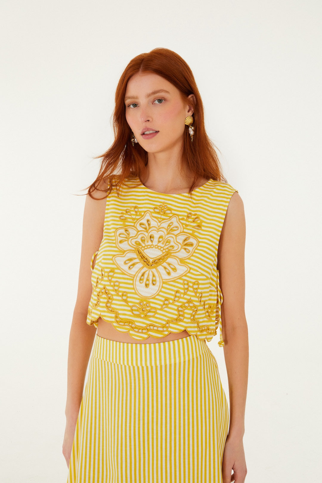 Bicolor Stripes Richilieur Sleeveless Crop Top